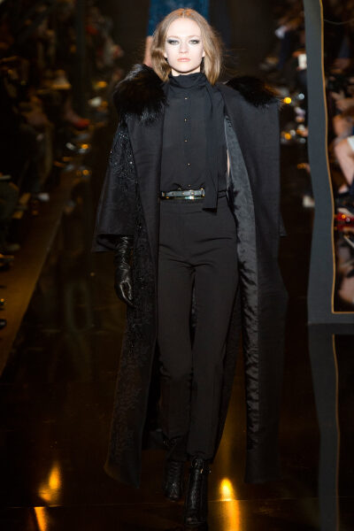 Elie Saab Fall 2015 Ready-to-Wear。艾莉·萨博2015秋冬巴黎时装周高级成衣系列的背景是一个浪漫的暗黑丛林。礼服之王本季推出了大量的成衣设计，勇敢地抛弃了大部分梦幻的薄纱和缀片，留下了暗黑氛围的刺绣和镂空，…