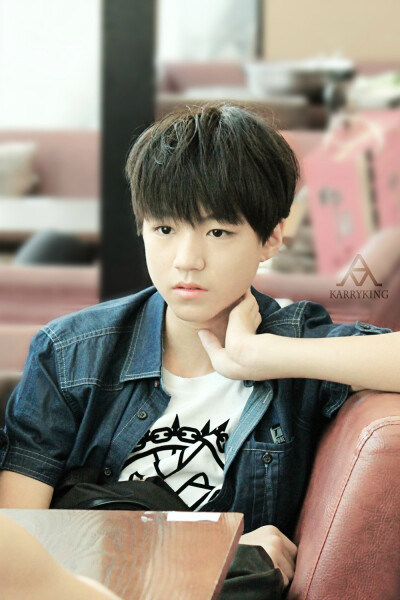 TFBOYS王俊凯 2014.7.17广州白云机场飞北京 cr logo