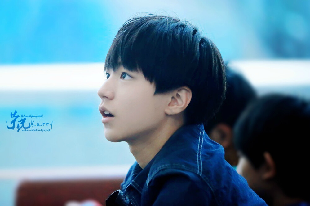 TFBOYS王俊凯 2014.7.17广州白云机场飞北京 cr logo