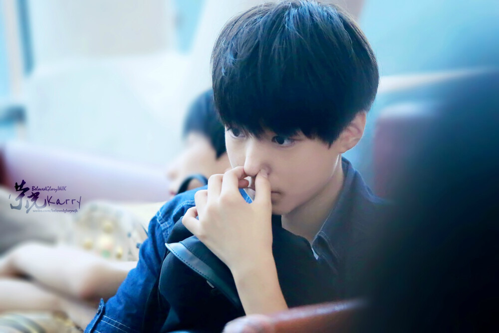 TFBOYS王俊凯 2014.7.17广州白云机场飞北京 cr logo