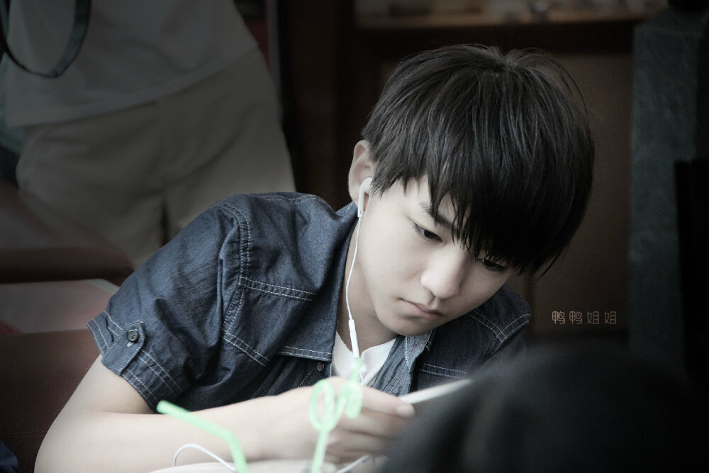 TFBOYS王俊凯 2014.7.17广州白云机场飞北京 cr logo