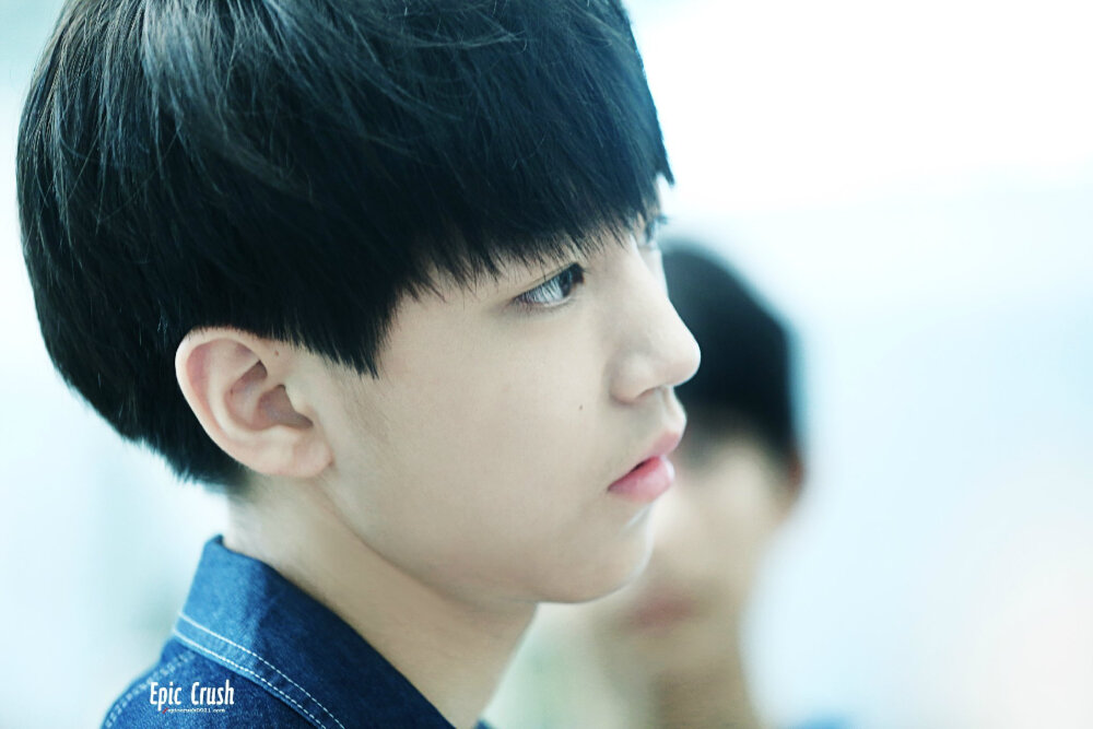 TFBOYS王俊凯 2014.7.17广州白云机场飞北京 cr logo