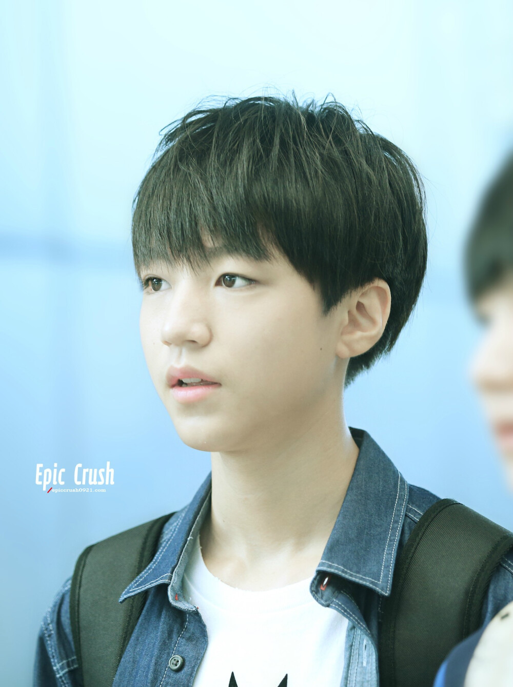 TFBOYS王俊凯 2014.7.17广州白云机场飞北京 cr logo