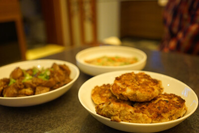 豆腐牛肉饼，因为在节食就做了这个低卡又解馋的减肥食品，好吃指数五颗星。