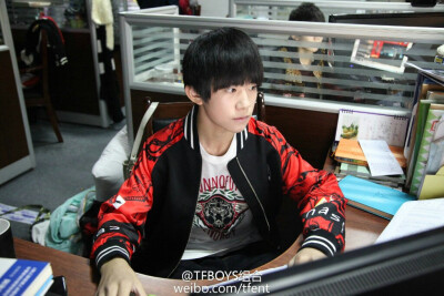 #易烊千玺# #TFBOYS# 帅。