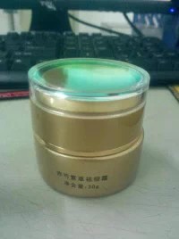 为什么要用眼霜 ？ 眼部皮肤没有油脂腺，汗腺，薄嫩是正常脸部皮肤的1/4，是最容易衰老的，每天眨动25000次 ，眼部要比脸部皮肤早衰老8年， [ 18岁以后都要做眼部护理保养，18—25岁补充水分，25岁预防抗皱，30岁100%抗皱，所以女人必须正确眼部保养！