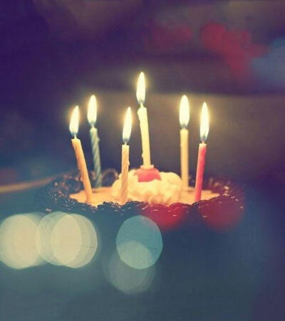 生日蛋糕需要蜡烛温暖。
