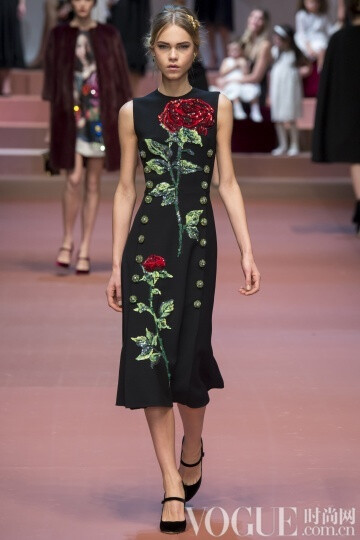 Dolce &amp;amp; Gabbana (杜嘉班纳)2015秋冬大秀蕾丝与刺绣的奇妙工艺与精巧设计，将东方美与西方时尚艺术完美地融合在一起，既古典又新颖，既优雅又热情。Dolce &amp;amp; Gabbana (杜嘉班纳)就是如此让你琢磨不透，却又牢牢锁住你的心思。