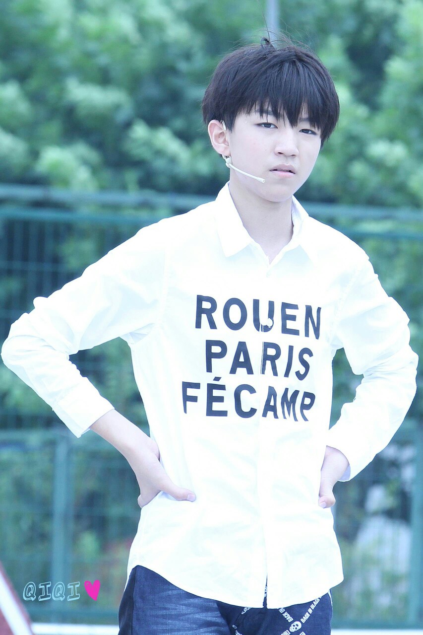 #TFBOYS王俊凯# 看我干嘛 再看打你 开个玩笑啦~\(≧▽≦)/~ cr:QIQI