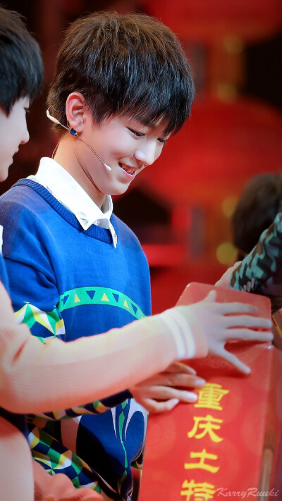 #王俊凯# #TFBOYS王俊凯# 141217 过年七天乐 cr：咕噜蘑菇汤