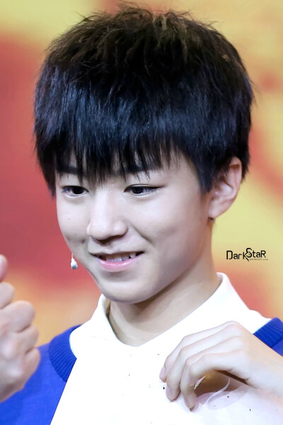 #王俊凯# #TFBOYS王俊凯# 141217 过年七天乐 cr： DarK_StaR_王俊凯个人站