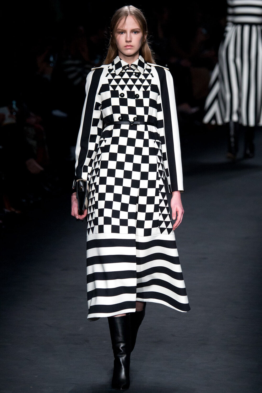 Valentino Fall 2015 Ready-to-Wear。华伦天奴2015巴黎时装周秋冬高级成衣发布。作为专出仙女礼服的Valentino，没想到设计师二人组玩起简约、几何也毫不逊色。本季以两位艺术家（一位是时装设计师Emilie Louise Flöge,另一位是英国面料设计大师Celia Birtwell）的灵感坐镇，除却以往的古典优雅本季又多了醉人的艺术气息。2015秋冬系列前半部分以黑白色调为主，高雅神秘，后半段循序渐进地回归品牌擅长的拜占庭风格蕾丝和图腾。