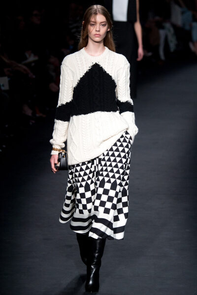 Valentino Fall 2015 Ready-to-Wear。华伦天奴2015巴黎时装周秋冬高级成衣发布。作为专出仙女礼服的Valentino，没想到设计师二人组玩起简约、几何也毫不逊色。本季以两位艺术家（一位是时装设计师Emilie Louise Flög…