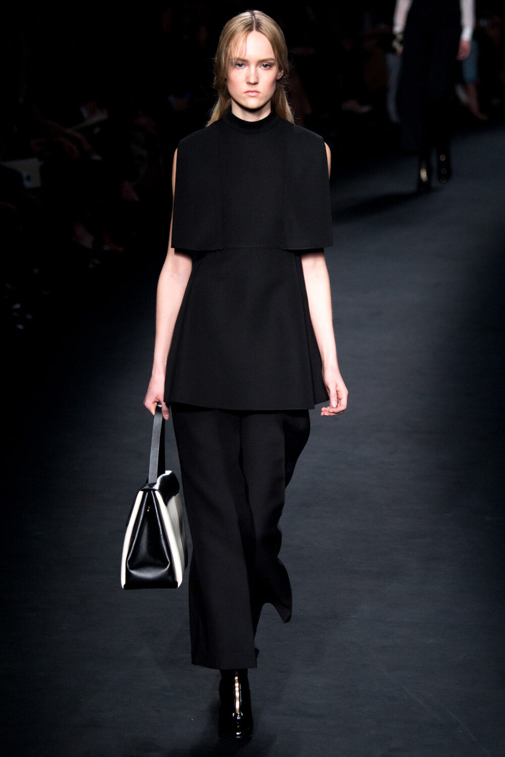 Valentino Fall 2015 Ready-to-Wear。华伦天奴2015巴黎时装周秋冬高级成衣发布。作为专出仙女礼服的Valentino，没想到设计师二人组玩起简约、几何也毫不逊色。本季以两位艺术家（一位是时装设计师Emilie Louise Flöge,另一位是英国面料设计大师Celia Birtwell）的灵感坐镇，除却以往的古典优雅本季又多了醉人的艺术气息。2015秋冬系列前半部分以黑白色调为主，高雅神秘，后半段循序渐进地回归品牌擅长的拜占庭风格蕾丝和图腾。