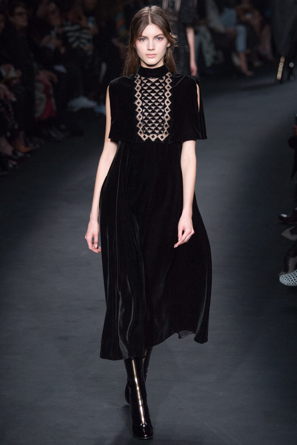 Valentino Fall 2015 Ready-to-Wear。华伦天奴2015巴黎时装周秋冬高级成衣发布。作为专出仙女礼服的Valentino，没想到设计师二人组玩起简约、几何也毫不逊色。本季以两位艺术家（一位是时装设计师Emilie Louise Flöge,另一位是英国面料设计大师Celia Birtwell）的灵感坐镇，除却以往的古典优雅本季又多了醉人的艺术气息。2015秋冬系列前半部分以黑白色调为主，高雅神秘，后半段循序渐进地回归品牌擅长的拜占庭风格蕾丝和图腾。