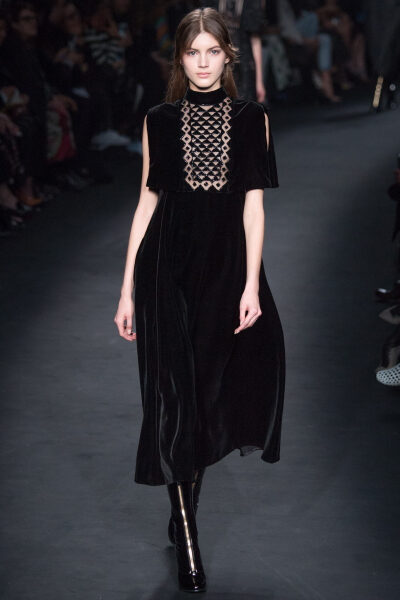 Valentino Fall 2015 Ready-to-Wear。华伦天奴2015巴黎时装周秋冬高级成衣发布。作为专出仙女礼服的Valentino，没想到设计师二人组玩起简约、几何也毫不逊色。本季以两位艺术家（一位是时装设计师Emilie Louise Flög…