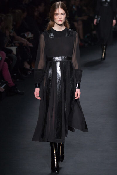 Valentino Fall 2015 Ready-to-Wear。华伦天奴2015巴黎时装周秋冬高级成衣发布。作为专出仙女礼服的Valentino，没想到设计师二人组玩起简约、几何也毫不逊色。本季以两位艺术家（一位是时装设计师Emilie Louise Flög…