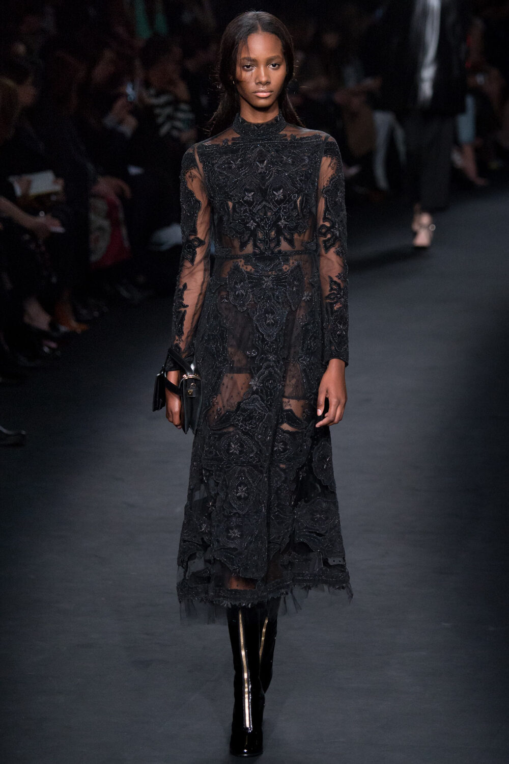 Valentino Fall 2015 Ready-to-Wear。华伦天奴2015巴黎时装周秋冬高级成衣发布。作为专出仙女礼服的Valentino，没想到设计师二人组玩起简约、几何也毫不逊色。本季以两位艺术家（一位是时装设计师Emilie Louise Flöge,另一位是英国面料设计大师Celia Birtwell）的灵感坐镇，除却以往的古典优雅本季又多了醉人的艺术气息。2015秋冬系列前半部分以黑白色调为主，高雅神秘，后半段循序渐进地回归品牌擅长的拜占庭风格蕾丝和图腾。