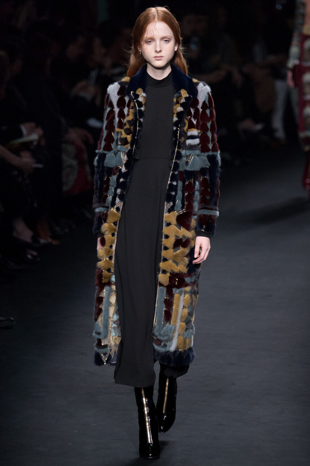 Valentino Fall 2015 Ready-to-Wear。华伦天奴2015巴黎时装周秋冬高级成衣发布。作为专出仙女礼服的Valentino，没想到设计师二人组玩起简约、几何也毫不逊色。本季以两位艺术家（一位是时装设计师Emilie Louise Flöge,另一位是英国面料设计大师Celia Birtwell）的灵感坐镇，除却以往的古典优雅本季又多了醉人的艺术气息。2015秋冬系列前半部分以黑白色调为主，高雅神秘，后半段循序渐进地回归品牌擅长的拜占庭风格蕾丝和图腾。