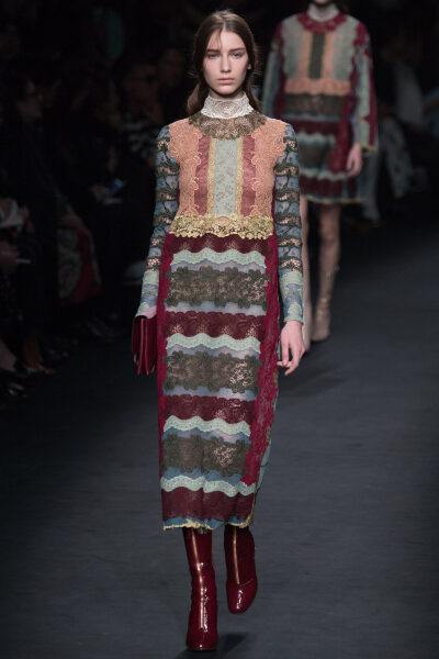 Valentino Fall 2015 Ready-to-Wear。华伦天奴2015巴黎时装周秋冬高级成衣发布。作为专出仙女礼服的Valentino，没想到设计师二人组玩起简约、几何也毫不逊色。本季以两位艺术家（一位是时装设计师Emilie Louise Flög…