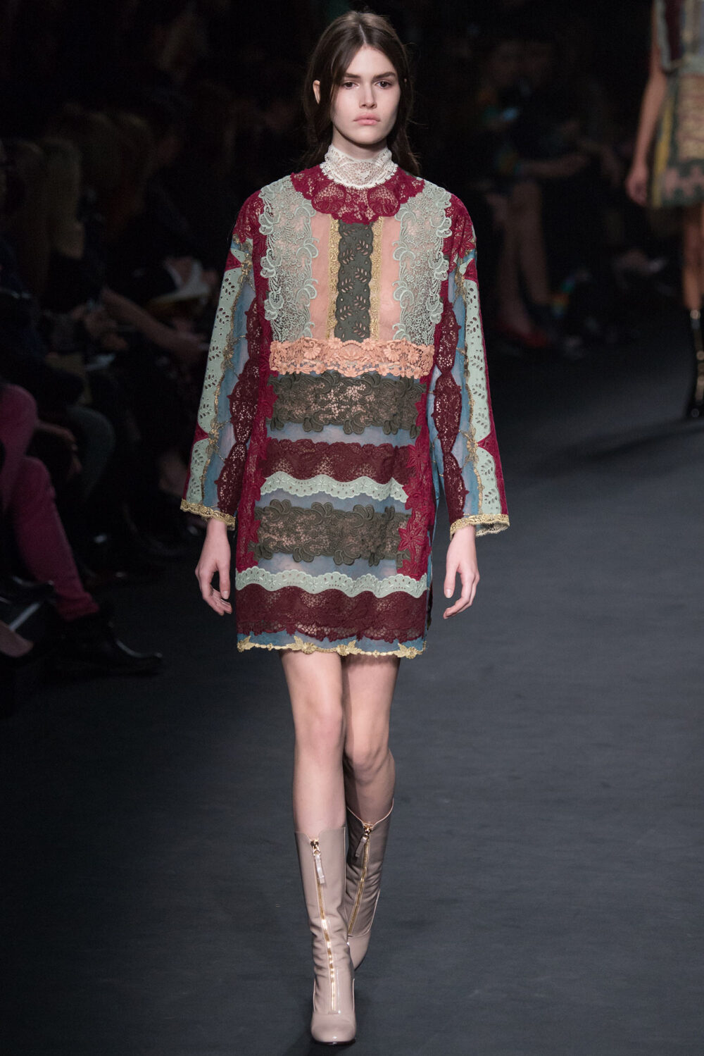 Valentino Fall 2015 Ready-to-Wear。华伦天奴2015巴黎时装周秋冬高级成衣发布。作为专出仙女礼服的Valentino，没想到设计师二人组玩起简约、几何也毫不逊色。本季以两位艺术家（一位是时装设计师Emilie Louise Flöge,另一位是英国面料设计大师Celia Birtwell）的灵感坐镇，除却以往的古典优雅本季又多了醉人的艺术气息。2015秋冬系列前半部分以黑白色调为主，高雅神秘，后半段循序渐进地回归品牌擅长的拜占庭风格蕾丝和图腾。