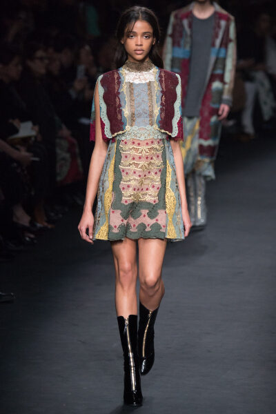 Valentino Fall 2015 Ready-to-Wear。华伦天奴2015巴黎时装周秋冬高级成衣发布。作为专出仙女礼服的Valentino，没想到设计师二人组玩起简约、几何也毫不逊色。本季以两位艺术家（一位是时装设计师Emilie Louise Flög…