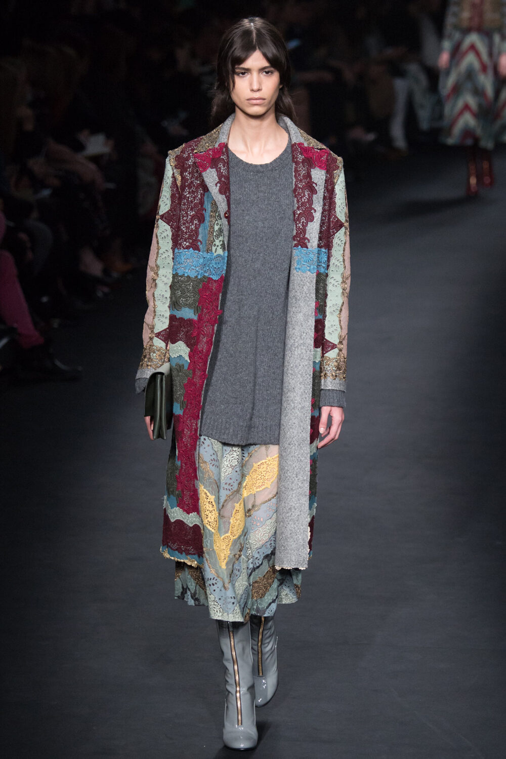 Valentino Fall 2015 Ready-to-Wear。华伦天奴2015巴黎时装周秋冬高级成衣发布。作为专出仙女礼服的Valentino，没想到设计师二人组玩起简约、几何也毫不逊色。本季以两位艺术家（一位是时装设计师Emilie Louise Flöge,另一位是英国面料设计大师Celia Birtwell）的灵感坐镇，除却以往的古典优雅本季又多了醉人的艺术气息。2015秋冬系列前半部分以黑白色调为主，高雅神秘，后半段循序渐进地回归品牌擅长的拜占庭风格蕾丝和图腾。