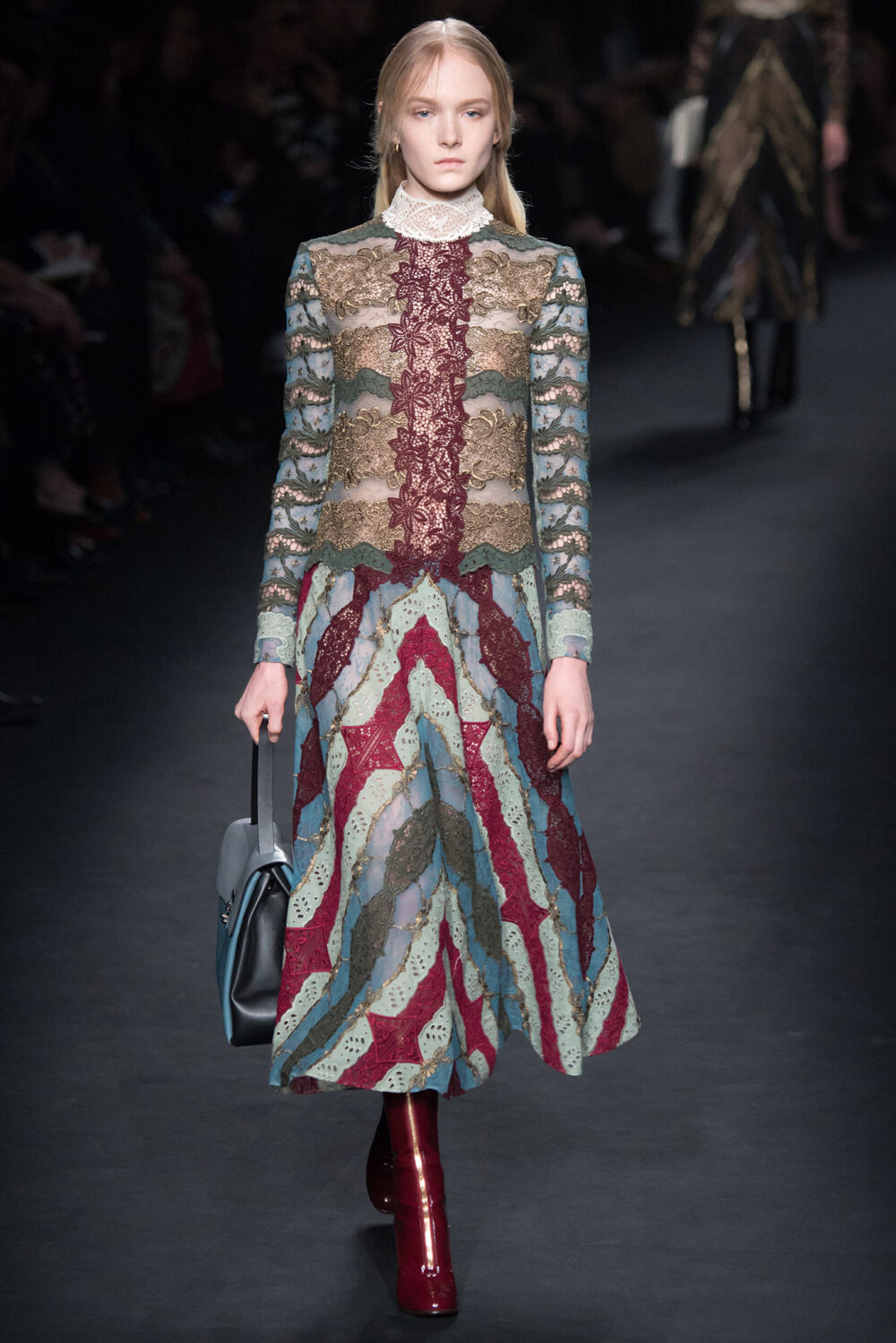 Valentino Fall 2015 Ready-to-Wear。华伦天奴2015巴黎时装周秋冬高级成衣发布。作为专出仙女礼服的Valentino，没想到设计师二人组玩起简约、几何也毫不逊色。本季以两位艺术家（一位是时装设计师Emilie Louise Flöge,另一位是英国面料设计大师Celia Birtwell）的灵感坐镇，除却以往的古典优雅本季又多了醉人的艺术气息。2015秋冬系列前半部分以黑白色调为主，高雅神秘，后半段循序渐进地回归品牌擅长的拜占庭风格蕾丝和图腾。