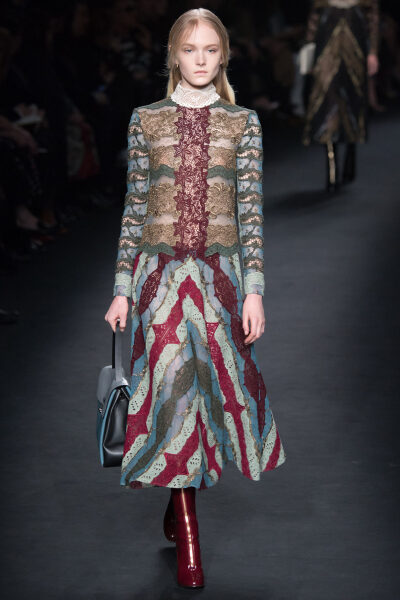 Valentino Fall 2015 Ready-to-Wear。华伦天奴2015巴黎时装周秋冬高级成衣发布。作为专出仙女礼服的Valentino，没想到设计师二人组玩起简约、几何也毫不逊色。本季以两位艺术家（一位是时装设计师Emilie Louise Flög…