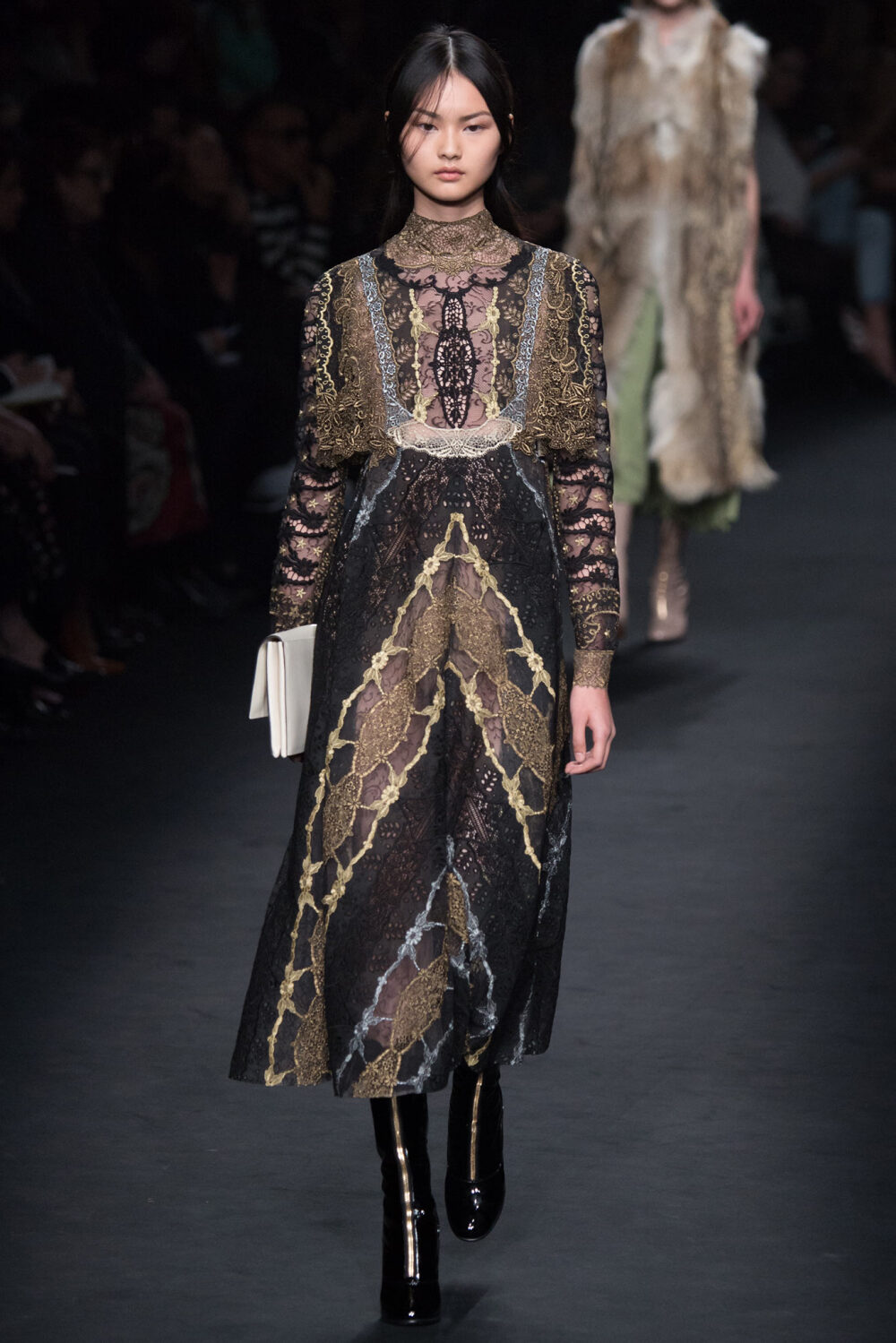 Valentino Fall 2015 Ready-to-Wear。华伦天奴2015巴黎时装周秋冬高级成衣发布。作为专出仙女礼服的Valentino，没想到设计师二人组玩起简约、几何也毫不逊色。本季以两位艺术家（一位是时装设计师Emilie Louise Flöge,另一位是英国面料设计大师Celia Birtwell）的灵感坐镇，除却以往的古典优雅本季又多了醉人的艺术气息。2015秋冬系列前半部分以黑白色调为主，高雅神秘，后半段循序渐进地回归品牌擅长的拜占庭风格蕾丝和图腾。