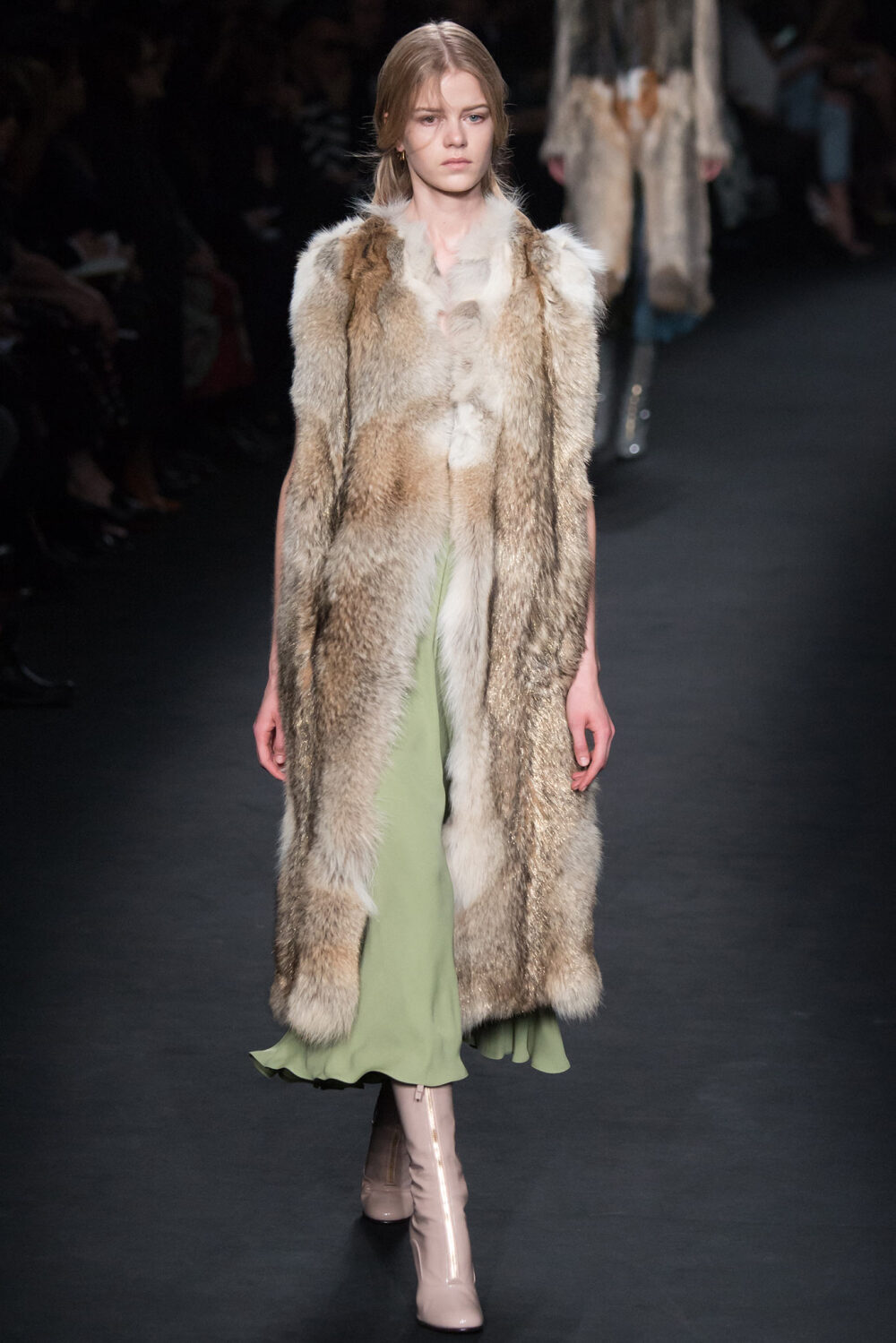 Valentino Fall 2015 Ready-to-Wear。华伦天奴2015巴黎时装周秋冬高级成衣发布。作为专出仙女礼服的Valentino，没想到设计师二人组玩起简约、几何也毫不逊色。本季以两位艺术家（一位是时装设计师Emilie Louise Flöge,另一位是英国面料设计大师Celia Birtwell）的灵感坐镇，除却以往的古典优雅本季又多了醉人的艺术气息。2015秋冬系列前半部分以黑白色调为主，高雅神秘，后半段循序渐进地回归品牌擅长的拜占庭风格蕾丝和图腾。