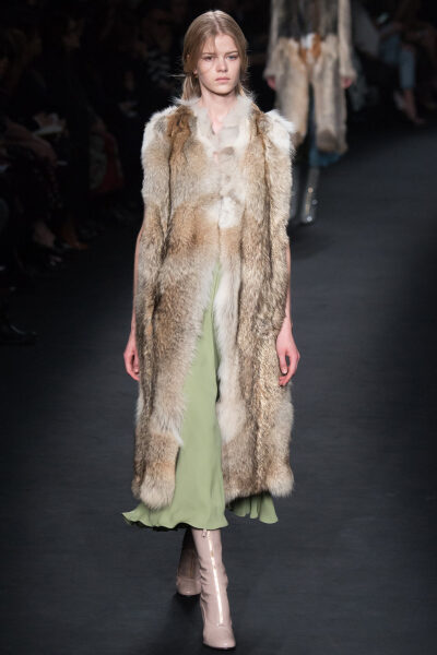 Valentino Fall 2015 Ready-to-Wear。华伦天奴2015巴黎时装周秋冬高级成衣发布。作为专出仙女礼服的Valentino，没想到设计师二人组玩起简约、几何也毫不逊色。本季以两位艺术家（一位是时装设计师Emilie Louise Flög…