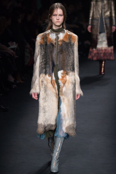 Valentino Fall 2015 Ready-to-Wear。华伦天奴2015巴黎时装周秋冬高级成衣发布。作为专出仙女礼服的Valentino，没想到设计师二人组玩起简约、几何也毫不逊色。本季以两位艺术家（一位是时装设计师Emilie Louise Flög…