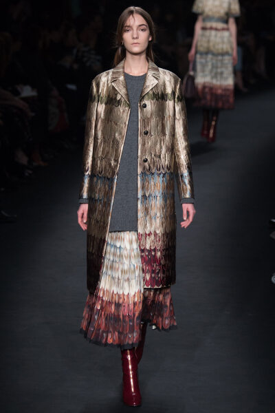 Valentino Fall 2015 Ready-to-Wear。华伦天奴2015巴黎时装周秋冬高级成衣发布。作为专出仙女礼服的Valentino，没想到设计师二人组玩起简约、几何也毫不逊色。本季以两位艺术家（一位是时装设计师Emilie Louise Flög…