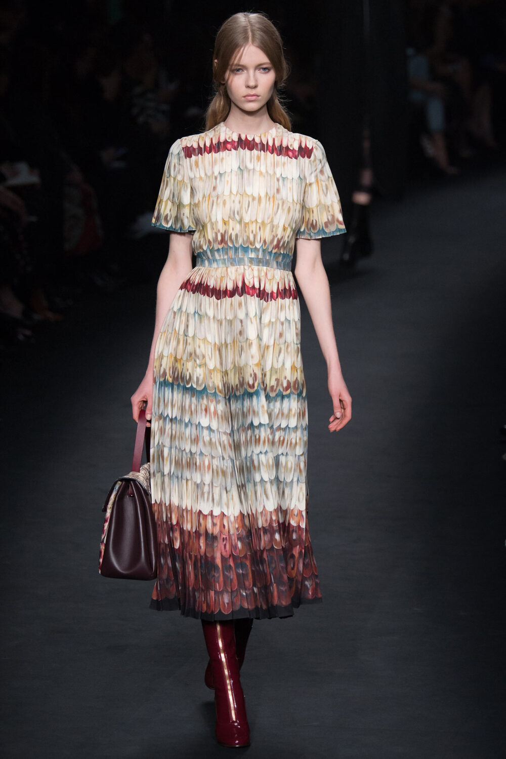 Valentino Fall 2015 Ready-to-Wear。华伦天奴2015巴黎时装周秋冬高级成衣发布。作为专出仙女礼服的Valentino，没想到设计师二人组玩起简约、几何也毫不逊色。本季以两位艺术家（一位是时装设计师Emilie Louise Flöge,另一位是英国面料设计大师Celia Birtwell）的灵感坐镇，除却以往的古典优雅本季又多了醉人的艺术气息。2015秋冬系列前半部分以黑白色调为主，高雅神秘，后半段循序渐进地回归品牌擅长的拜占庭风格蕾丝和图腾。