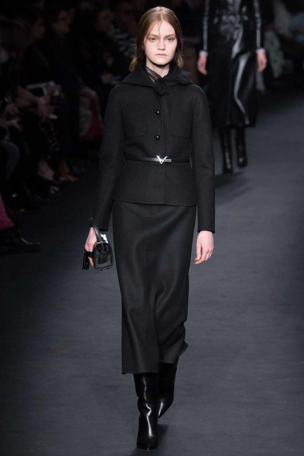 Valentino Fall 2015 Ready-to-Wear。华伦天奴2015巴黎时装周秋冬高级成衣发布。作为专出仙女礼服的Valentino，没想到设计师二人组玩起简约、几何也毫不逊色。本季以两位艺术家（一位是时装设计师Emilie Louise Flöge,另一位是英国面料设计大师Celia Birtwell）的灵感坐镇，除却以往的古典优雅本季又多了醉人的艺术气息。2015秋冬系列前半部分以黑白色调为主，高雅神秘，后半段循序渐进地回归品牌擅长的拜占庭风格蕾丝和图腾。