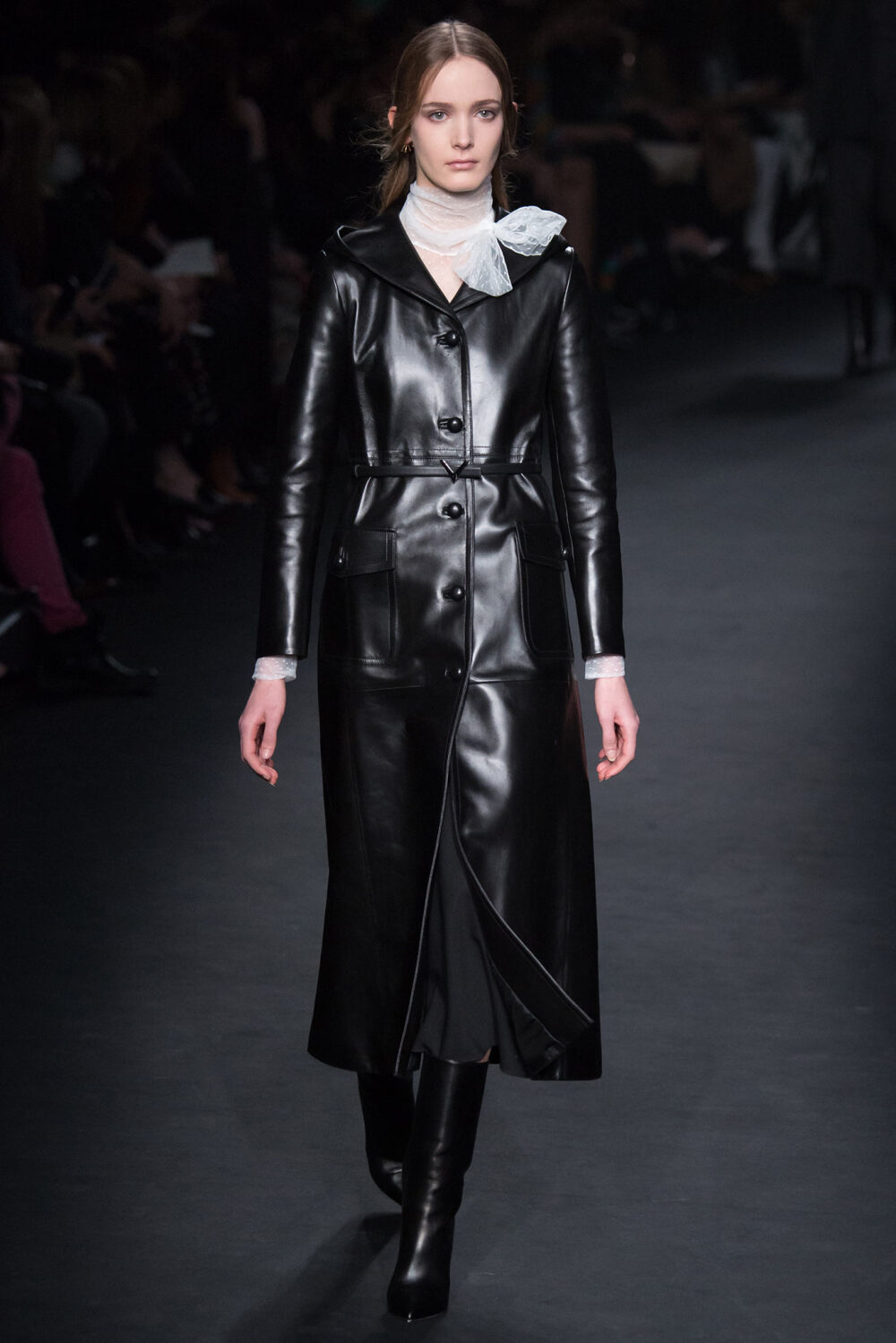 Valentino Fall 2015 Ready-to-Wear。华伦天奴2015巴黎时装周秋冬高级成衣发布。作为专出仙女礼服的Valentino，没想到设计师二人组玩起简约、几何也毫不逊色。本季以两位艺术家（一位是时装设计师Emilie Louise Flöge,另一位是英国面料设计大师Celia Birtwell）的灵感坐镇，除却以往的古典优雅本季又多了醉人的艺术气息。2015秋冬系列前半部分以黑白色调为主，高雅神秘，后半段循序渐进地回归品牌擅长的拜占庭风格蕾丝和图腾。