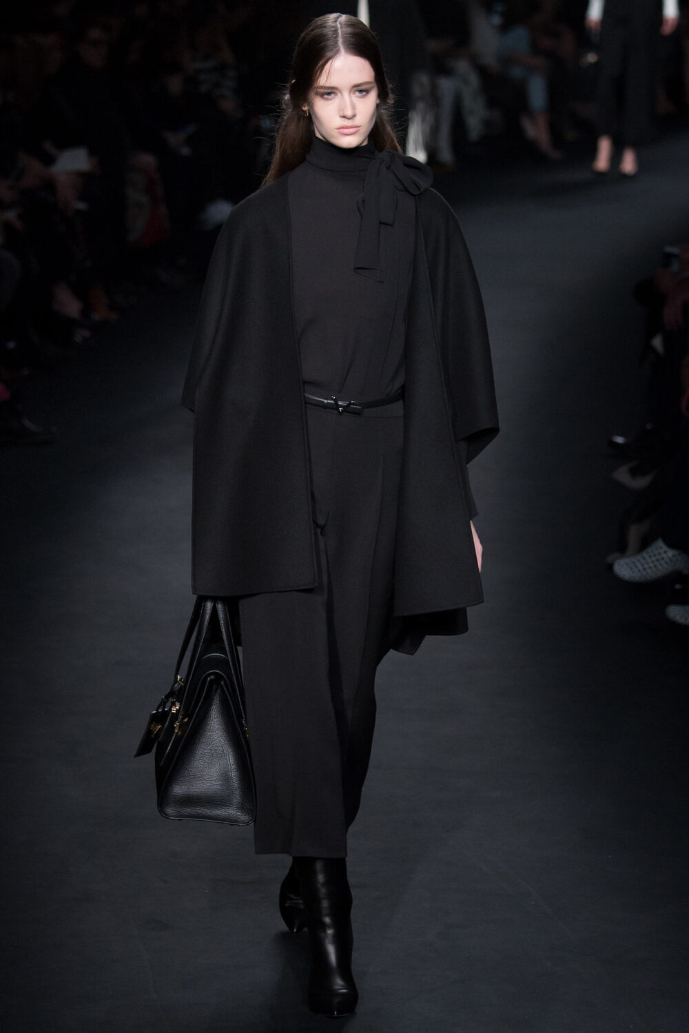 Valentino Fall 2015 Ready-to-Wear。华伦天奴2015巴黎时装周秋冬高级成衣发布。作为专出仙女礼服的Valentino，没想到设计师二人组玩起简约、几何也毫不逊色。本季以两位艺术家（一位是时装设计师Emilie Louise Flöge,另一位是英国面料设计大师Celia Birtwell）的灵感坐镇，除却以往的古典优雅本季又多了醉人的艺术气息。2015秋冬系列前半部分以黑白色调为主，高雅神秘，后半段循序渐进地回归品牌擅长的拜占庭风格蕾丝和图腾。