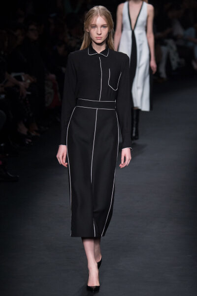 Valentino Fall 2015 Ready-to-Wear。华伦天奴2015巴黎时装周秋冬高级成衣发布。作为专出仙女礼服的Valentino，没想到设计师二人组玩起简约、几何也毫不逊色。本季以两位艺术家（一位是时装设计师Emilie Louise Flög…