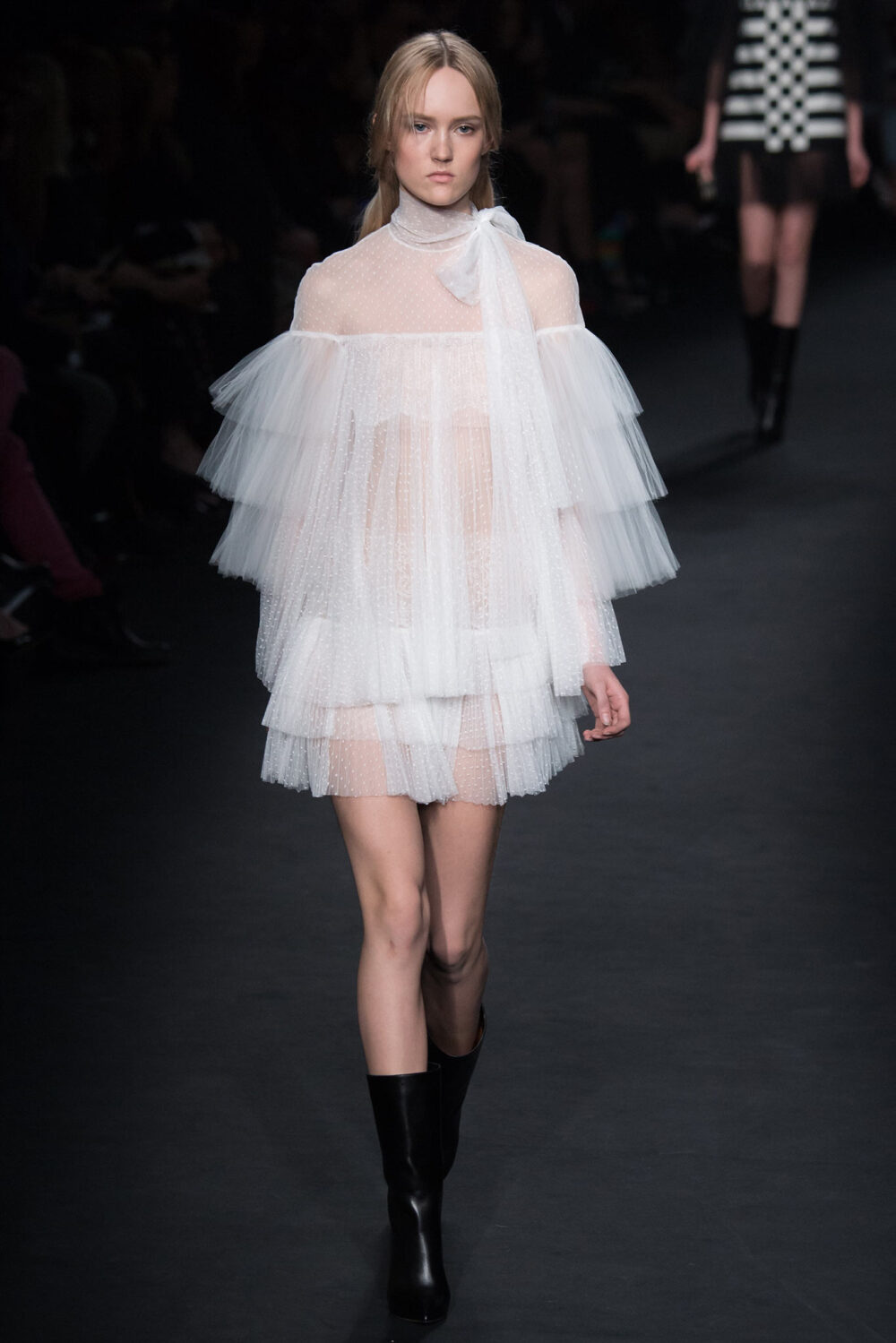 Valentino Fall 2015 Ready-to-Wear。华伦天奴2015巴黎时装周秋冬高级成衣发布。作为专出仙女礼服的Valentino，没想到设计师二人组玩起简约、几何也毫不逊色。本季以两位艺术家（一位是时装设计师Emilie Louise Flöge,另一位是英国面料设计大师Celia Birtwell）的灵感坐镇，除却以往的古典优雅本季又多了醉人的艺术气息。2015秋冬系列前半部分以黑白色调为主，高雅神秘，后半段循序渐进地回归品牌擅长的拜占庭风格蕾丝和图腾。