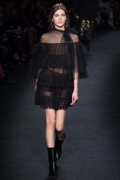 Valentino Fall 2015 Ready-to-Wear。华伦天奴2015巴黎时装周秋冬高级成衣发布。作为专出仙女礼服的Valentino，没想到设计师二人组玩起简约、几何也毫不逊色。本季以两位艺术家（一位是时装设计师Emilie Louise Flög…