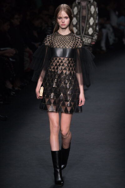 Valentino Fall 2015 Ready-to-Wear。华伦天奴2015巴黎时装周秋冬高级成衣发布。作为专出仙女礼服的Valentino，没想到设计师二人组玩起简约、几何也毫不逊色。本季以两位艺术家（一位是时装设计师Emilie Louise Flög…