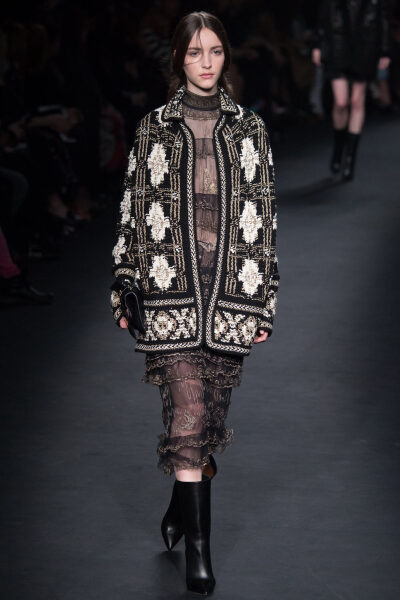 Valentino Fall 2015 Ready-to-Wear。华伦天奴2015巴黎时装周秋冬高级成衣发布。作为专出仙女礼服的Valentino，没想到设计师二人组玩起简约、几何也毫不逊色。本季以两位艺术家（一位是时装设计师Emilie Louise Flög…