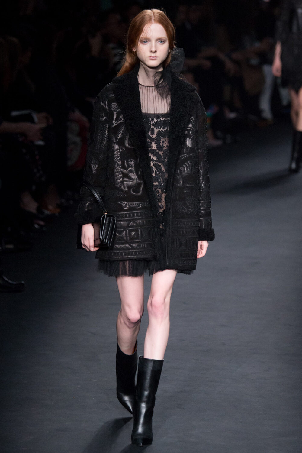 Valentino Fall 2015 Ready-to-Wear。华伦天奴2015巴黎时装周秋冬高级成衣发布。作为专出仙女礼服的Valentino，没想到设计师二人组玩起简约、几何也毫不逊色。本季以两位艺术家（一位是时装设计师Emilie Louise Flöge,另一位是英国面料设计大师Celia Birtwell）的灵感坐镇，除却以往的古典优雅本季又多了醉人的艺术气息。2015秋冬系列前半部分以黑白色调为主，高雅神秘，后半段循序渐进地回归品牌擅长的拜占庭风格蕾丝和图腾。