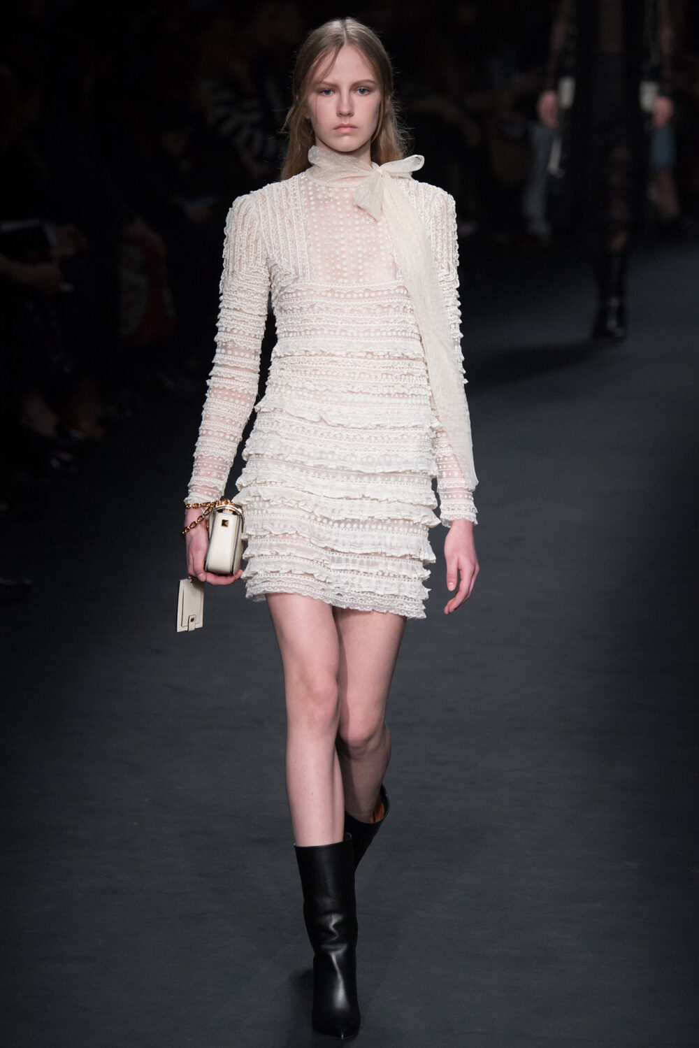 Valentino Fall 2015 Ready-to-Wear。华伦天奴2015巴黎时装周秋冬高级成衣发布。作为专出仙女礼服的Valentino，没想到设计师二人组玩起简约、几何也毫不逊色。本季以两位艺术家（一位是时装设计师Emilie Louise Flöge,另一位是英国面料设计大师Celia Birtwell）的灵感坐镇，除却以往的古典优雅本季又多了醉人的艺术气息。2015秋冬系列前半部分以黑白色调为主，高雅神秘，后半段循序渐进地回归品牌擅长的拜占庭风格蕾丝和图腾。
