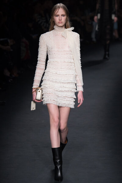 Valentino Fall 2015 Ready-to-Wear。华伦天奴2015巴黎时装周秋冬高级成衣发布。作为专出仙女礼服的Valentino，没想到设计师二人组玩起简约、几何也毫不逊色。本季以两位艺术家（一位是时装设计师Emilie Louise Flög…