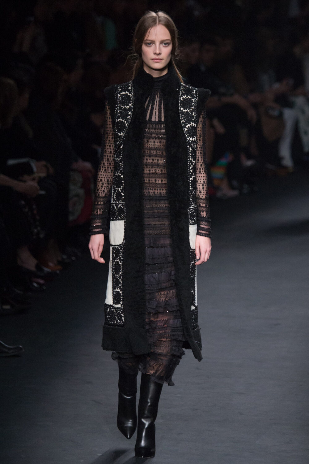 Valentino Fall 2015 Ready-to-Wear。华伦天奴2015巴黎时装周秋冬高级成衣发布。作为专出仙女礼服的Valentino，没想到设计师二人组玩起简约、几何也毫不逊色。本季以两位艺术家（一位是时装设计师Emilie Louise Flöge,另一位是英国面料设计大师Celia Birtwell）的灵感坐镇，除却以往的古典优雅本季又多了醉人的艺术气息。2015秋冬系列前半部分以黑白色调为主，高雅神秘，后半段循序渐进地回归品牌擅长的拜占庭风格蕾丝和图腾。