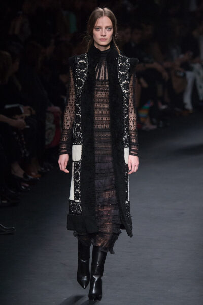 Valentino Fall 2015 Ready-to-Wear。华伦天奴2015巴黎时装周秋冬高级成衣发布。作为专出仙女礼服的Valentino，没想到设计师二人组玩起简约、几何也毫不逊色。本季以两位艺术家（一位是时装设计师Emilie Louise Flög…