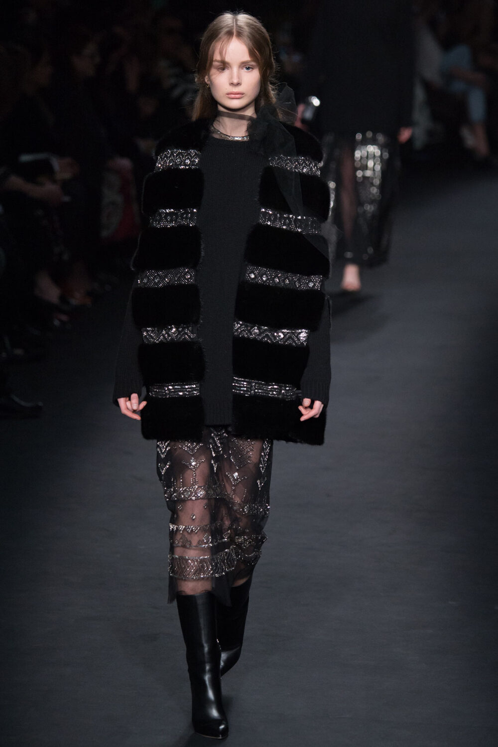 Valentino Fall 2015 Ready-to-Wear。华伦天奴2015巴黎时装周秋冬高级成衣发布。作为专出仙女礼服的Valentino，没想到设计师二人组玩起简约、几何也毫不逊色。本季以两位艺术家（一位是时装设计师Emilie Louise Flöge,另一位是英国面料设计大师Celia Birtwell）的灵感坐镇，除却以往的古典优雅本季又多了醉人的艺术气息。2015秋冬系列前半部分以黑白色调为主，高雅神秘，后半段循序渐进地回归品牌擅长的拜占庭风格蕾丝和图腾。