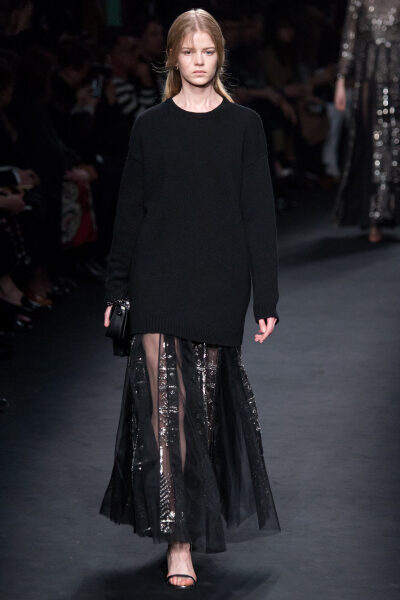 Valentino Fall 2015 Ready-to-Wear。华伦天奴2015巴黎时装周秋冬高级成衣发布。作为专出仙女礼服的Valentino，没想到设计师二人组玩起简约、几何也毫不逊色。本季以两位艺术家（一位是时装设计师Emilie Louise Flög…